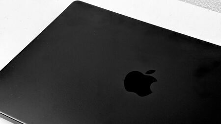 MacBook Pro 14インチ。M4、M4 Max搭載モデルを含め、ボディのデザインとカラーが共通化された（筆者撮影）