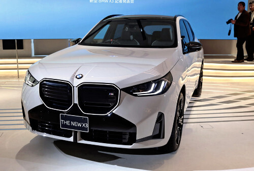 ＢＭＷが発売した新型ＳＵＶ「Ｘ３」（２８日、東京都港区で）