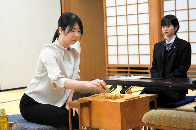 棋士編入試験第3局に臨む西山朋佳女流三冠（左）。右は記録係の木村朱里女流初段=2024年11月8日午前、大阪市福島区の関西将棋会館、佐藤圭司撮影