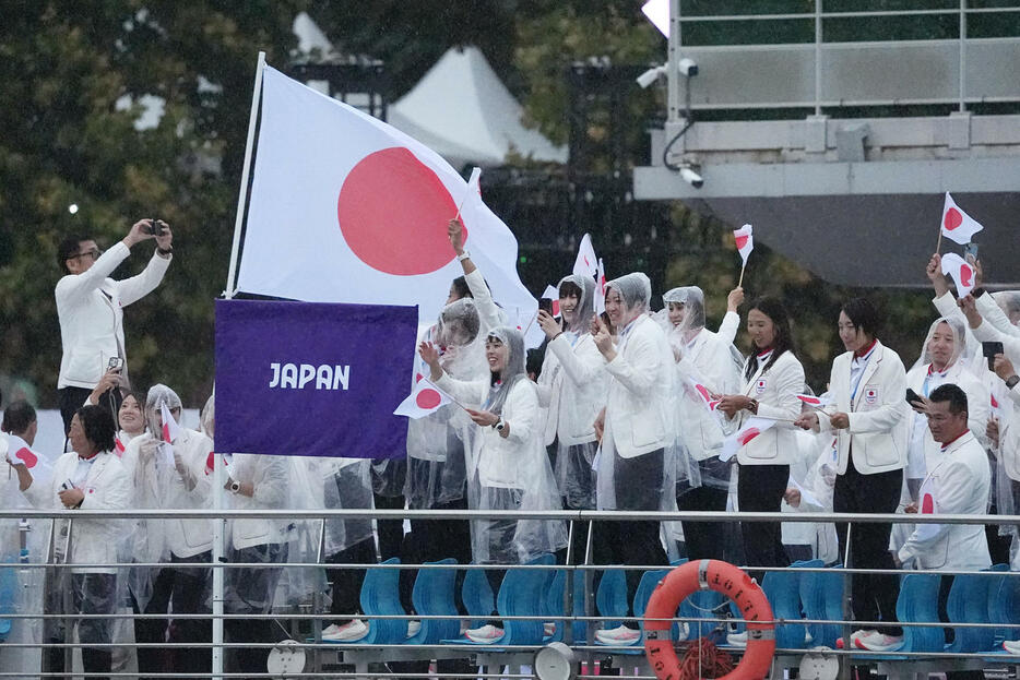 開会式でセーヌ川を船でパレードする日本選手団（2024年7月26日撮影）