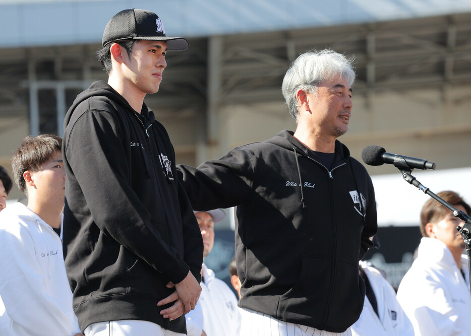 プロ野球千葉ロッテのファン感謝イベントであいさつするロッテの佐々木朗希（左）と吉井理人監督＝１７日、ＺＯＺＯマリンスタジアム