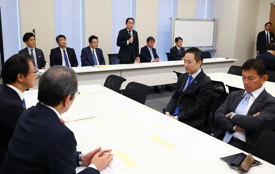 自民党の「資産運用立国議員連盟」設立総会であいさつする岸田文雄前首相（中央奥）＝２２日午後、国会内