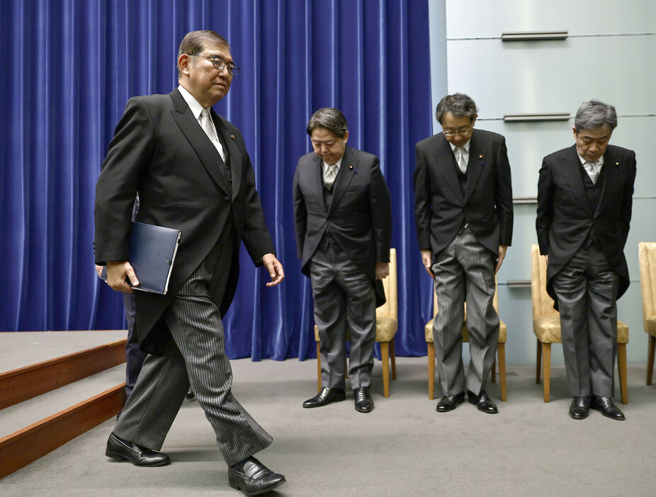 記者会見を終えた石破茂首相（左端）＝１１日午後、首相官邸（代表撮影）