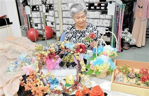 展示会に向け制作に励む堀内さん=福井県福井市のアトリエ