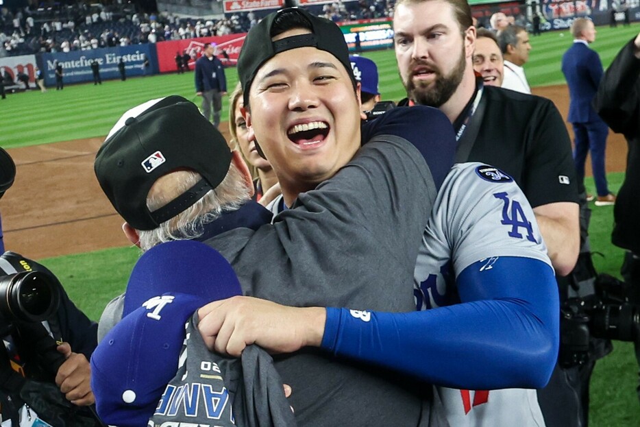 チームスタッフとも笑顔で優勝を分かち合った大谷。(C)Getty Images