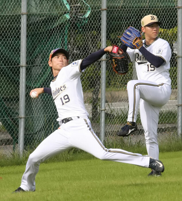 復活を期し、６年ぶりに秋季キャンプで汗を流す山岡（左、カメラ・長田　亨）