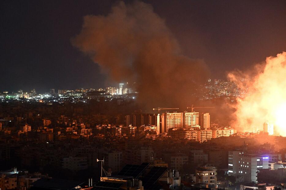 24日、レバノン・ベイルートの住宅地で、イスラエル軍の攻撃後に立ち上がる煙（ゲッティ＝共同）