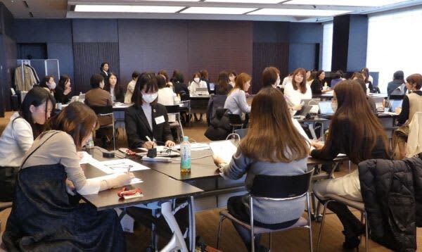 大和証券グループ本社が管理職になる前の女性社員を対象に、２０２３年度に実施した研修（大和証券グループ本社提供）