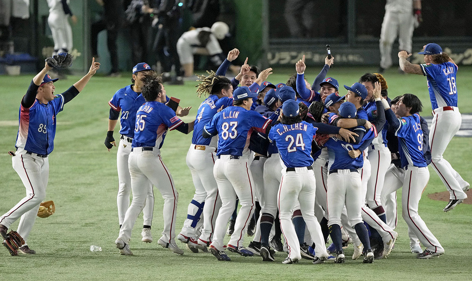 24日、プレミア12の決勝で日本代表に勝利したチャイニーズ・タイペイ代表