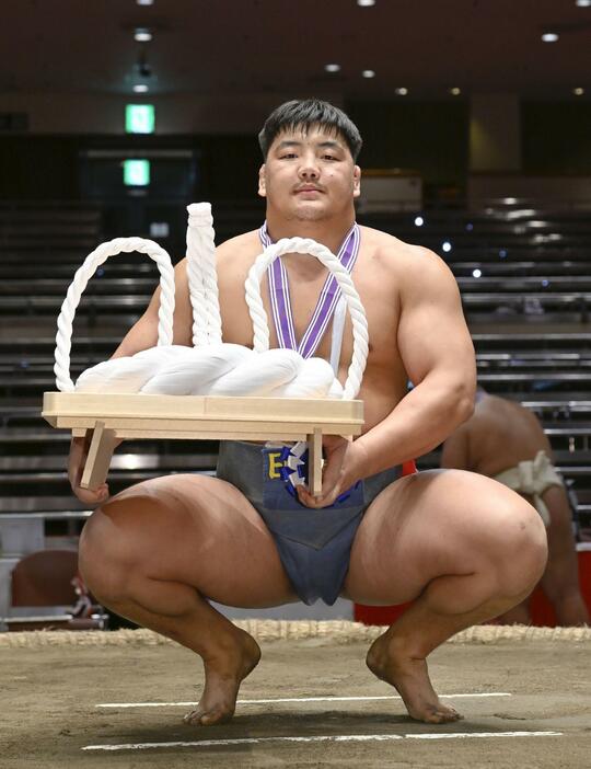 個人戦で優勝した日体大のトワードルジ・ブフチョローン＝両国国技館