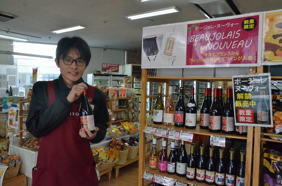 商品をPRする川本匡平副店長（21日午前9時50分ごろ、リカースペース太陽神原店で）