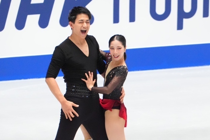 三浦（右）と木原（左）の”りくりゅう”ペアが２季ぶりに臨んだNHK杯を２位で終えた。写真：田中研治（THE DIGEST写真部）