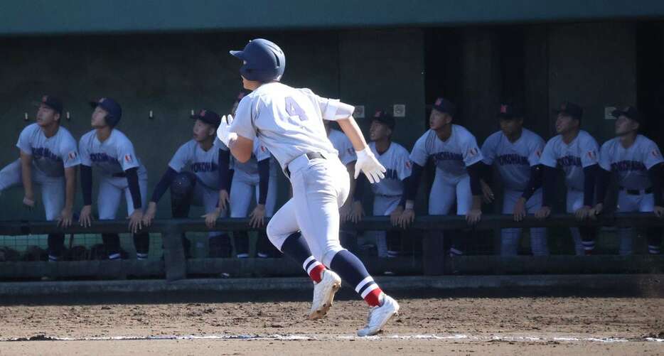 延長十回タイブレークでサヨナラ打を放つ横浜・奥村凌大＝サーティフォー保土ヶ谷（撮影・児嶋基）