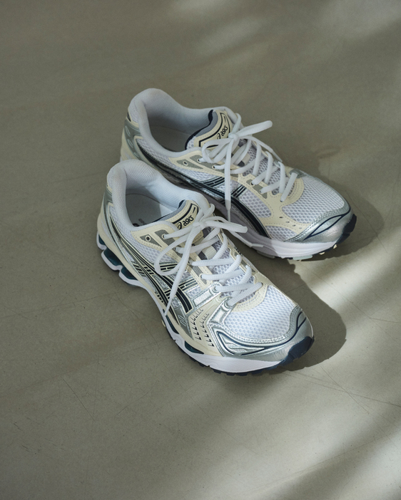 ランニングシューズとして誕生した「GEL-KAYANO（ゲルカヤノ）」シリーズの中でも人気の「GEL-KAYANO 14」。2008年の発売時は、世界的なランニング専門誌「RUNNER'S WORLD」でその年発売の最も優れたシューズとして賞されたモデルです。2020年にアッパーの素材とフィット感をタウンユース向けにアップデート。衝撃緩衝材機能を持つGELなど履き心地を追求する作りはそのままに、ボリューム感のあるシルエットが印象的なデザインに。 　