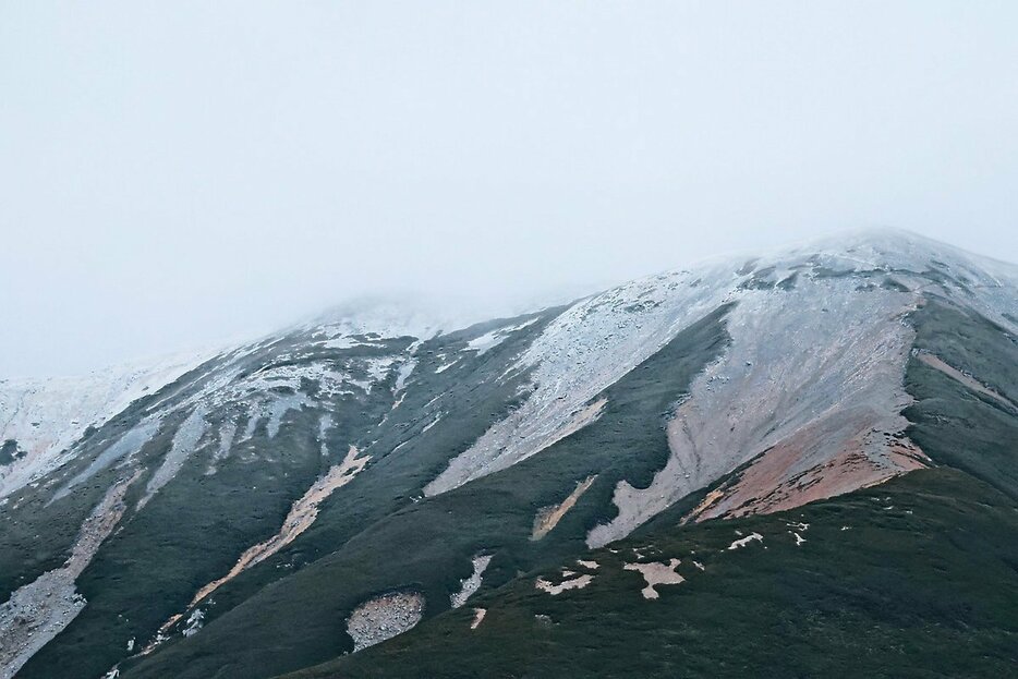 山頂周辺がうっすら雪化粧した真砂岳＝５日午後４時４５分ごろ（雷鳥荘提供）