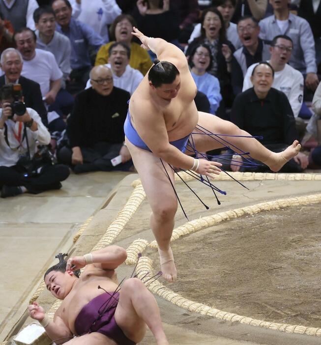 大の里（上）が突き落としで平戸海を下す＝福岡国際センター