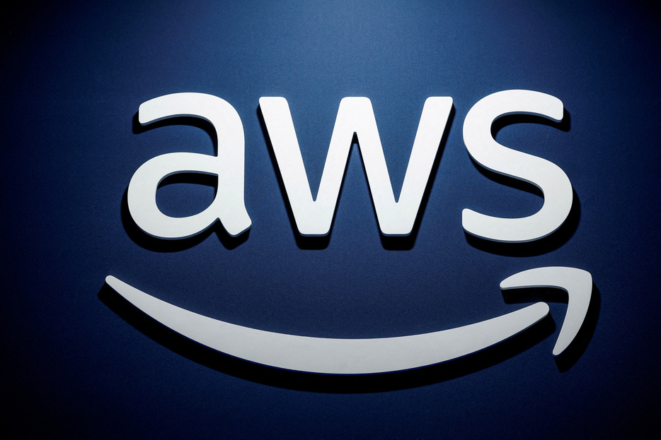 米アマゾン・ドット・コムのクラウド部門であるアマゾン・ウェブ・サービシズ（ＡＷＳ）は１２日、同社独自の人工知能（ＡＩ）用半導体の演算能力を、希望する研究者が無料で利用できるようにすると発表した。写真はパリで３月に撮影された同社のロゴマーク（２０２４年　ロイター／Benoit Tessier）