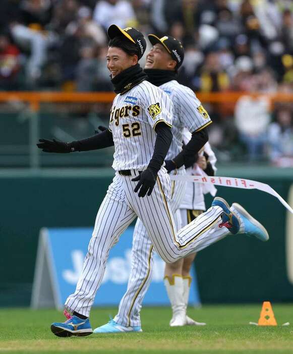 【プロ野球阪神　ファン感謝デー】井上広大と競走する阪神・山田脩也(手前)　＝甲子園球場（撮影・水島啓輔）