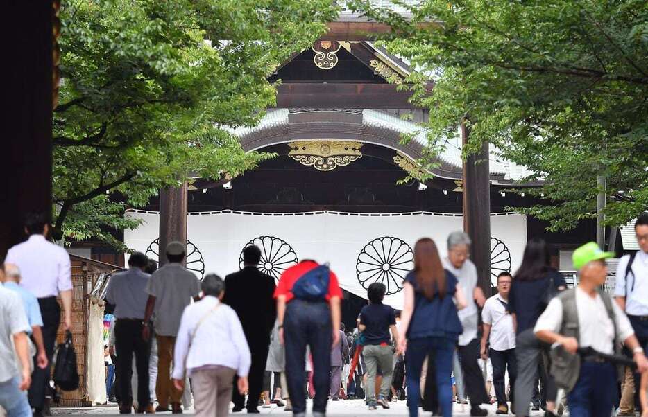 東京・九段北の靖国神社。毎年8月15日の終戦の日をはじめ、多くの参拝者が訪れる。