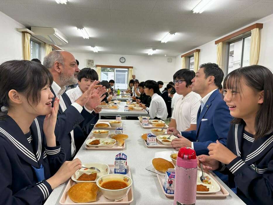 イタリア料理の給食を楽しむ大阪府柏原市立堅上中学校の生徒ら（同市提供）