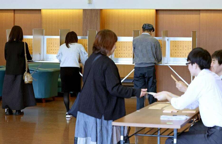 兵庫県知事選で投票用紙に記入する有権者ら＝17日午前、神戸市中央区（彦野公太朗撮影）