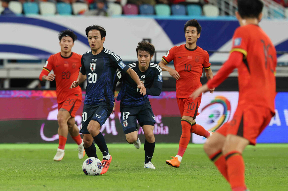 サッカーＷ杯予選。中国戦の前半、攻め上がる久保（左から２人目）ら＝１９日、中国・アモイ