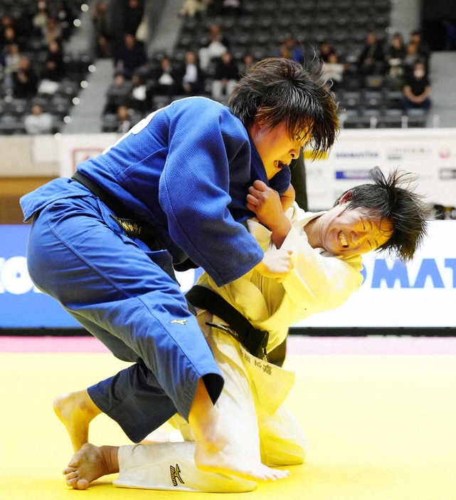 ＜講道館杯　全日本柔道体重別選手権＞女子70キロ級決勝、本田（右）と組み合う寺田（撮影・五島　佑一郎）