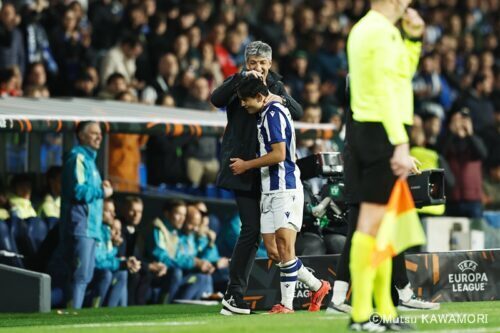 アルグアシル監督と抱き合う久保建英 [写真]＝ムツ カワモリ