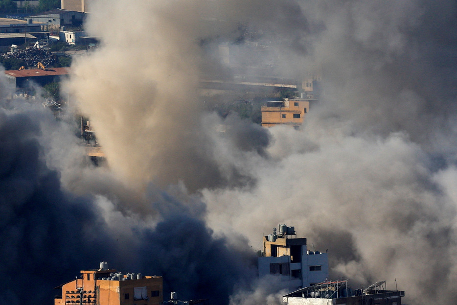 　１１月１４日、イスラエル軍は３日連続でレバノンの首都ベイルート南部郊外の武装組織ヒズボラ支配地域への空爆を行った。写真は同日、攻撃を受けベイルートの南郊から上がる煙（２０２４年　ロイター/Thaier Al-Sudani）