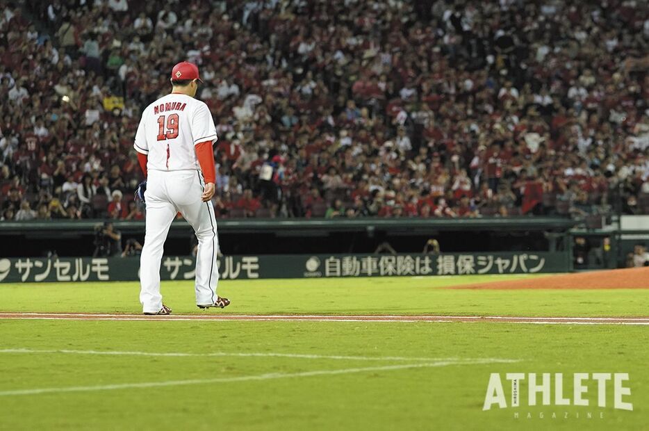 10月5日、現役ラストマウンドに向かう野村祐輔