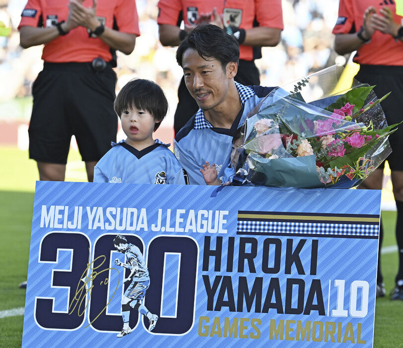 9日のG大阪戦でJリーグ通算300試合出場を祝福される磐田の山田＝ヤマハスタジアム