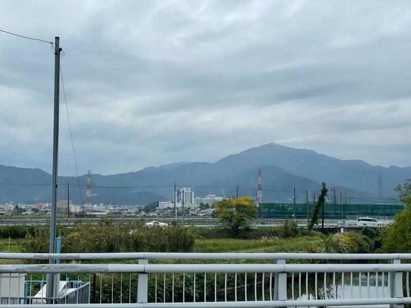 大山の別名「あふり山」は「雨を降らす」に由来する。曇天の姿もいい