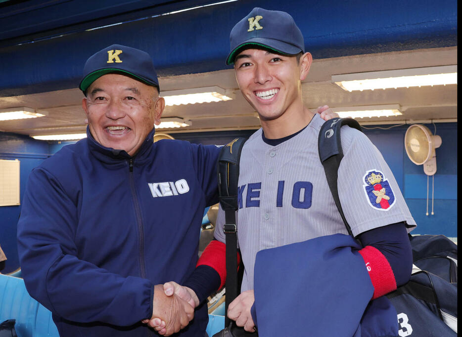 11月10日、試合後に握手する慶大・堀井監督（左）と清原正吾