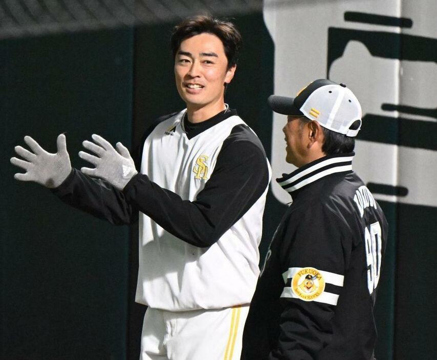 3月の試合前、小久保監督（右）と話す和田（撮影・穴井友梨）