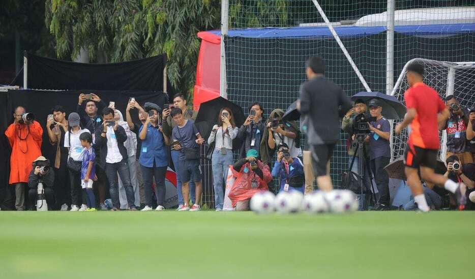 サッカー日本代表の練習取材に訪れたインドネシアメディア＝ジャカルタ（蔵賢斗撮影）