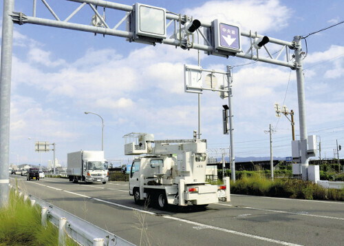 時間帯によってセンターラインの位置が変わる国道１号の区間（１２日、静岡市駿河区で）