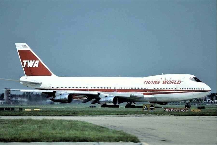 ロンドン・ヒースロー空港に到着したトランス・ワールド航空ボーイング747-100 N93119。この機体は1971年に製造された。この写真が撮影された約14年2か月後の1996年7月17日、配線の損傷によるショート（古い747にありがちな問題で、この747は墜落当時25年使用されていた）により、中央翼の燃料タンクに電流が流れ、火花が発生し、燃料タンクの内容物が爆発した（画像：Eduard Marmet）