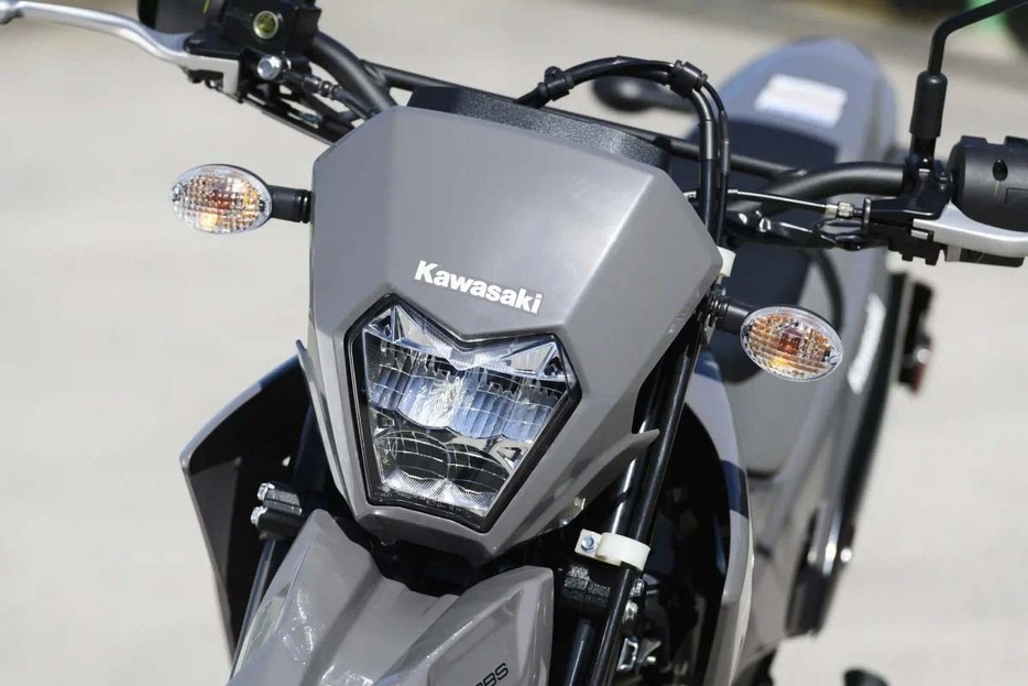 コンパクトなLEDヘッドライトは全車共通。シャープなカウルはKLX230/Sと同様だ。