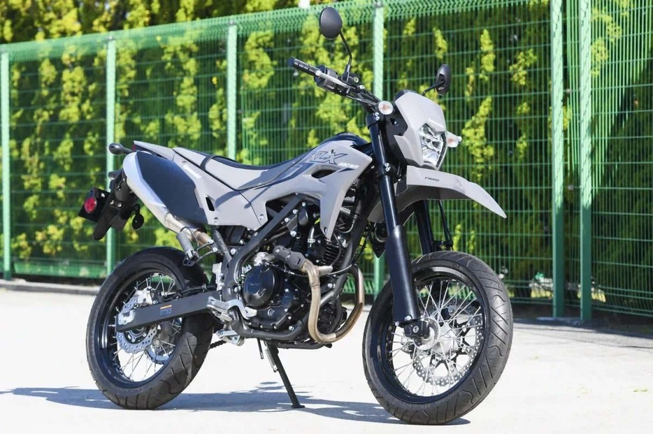 2025年型KLX230SM（カワサキ）。KLX230/Sとは1か月少々遅れて2025年1月13日に登場する。価格はKLX230/Sから＋2万2000円の61万6000円。