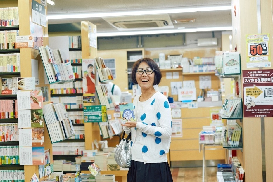 新刊が出る度にいつも挨拶に行くという、くまざわ書店八王子店にて。