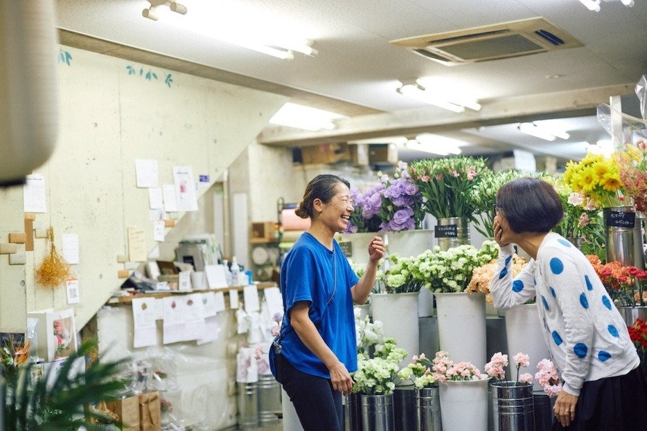 ご近所のみずき通り商店街の皆さんに撮影にご協力いただきました！「カフェ ドゥ ラ ポスト」店内に飾る花をいつも買いに来るという生花店「花水木」にて。