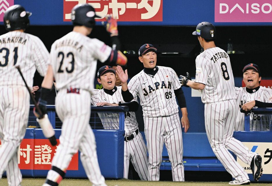 ８回裏、森下の２点二塁打で、生還した辰己（８）を迎える井端監督