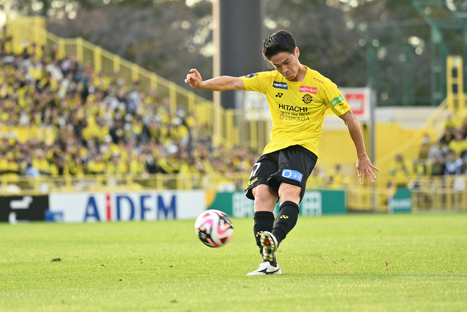 左足でチャンスを演出した柏MF手塚康平(J.LEAGUE)