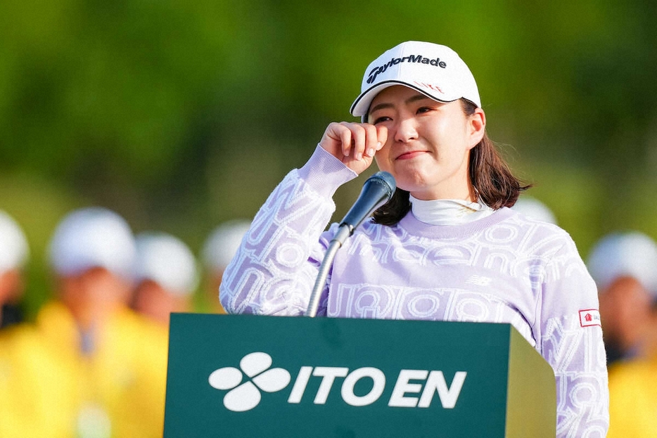 ＜第40回伊藤園レディースゴルフトーナメント最終日＞優勝スピーチで感極まる山内日菜子（撮影・会津　智海）