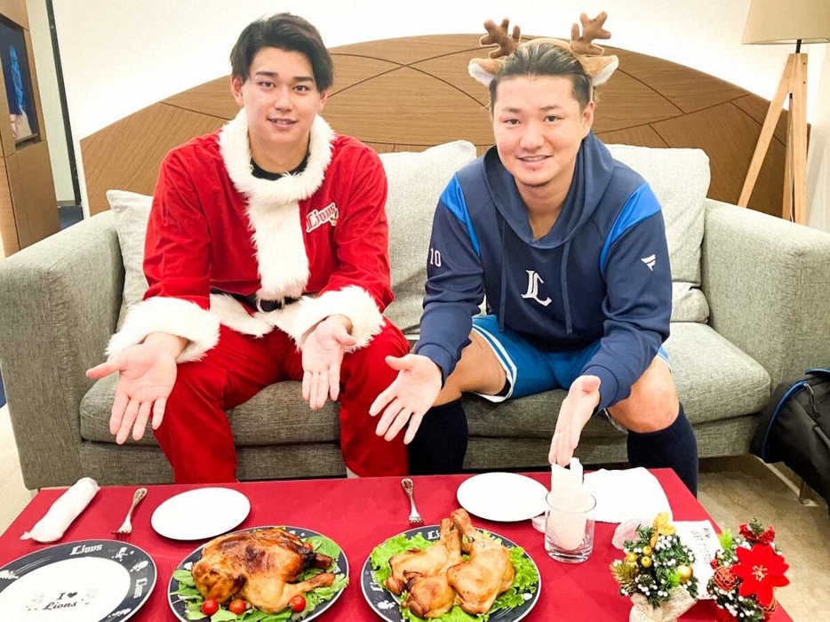 クリスマスチキンをPRする西川（左）と佐藤龍（球団提供）