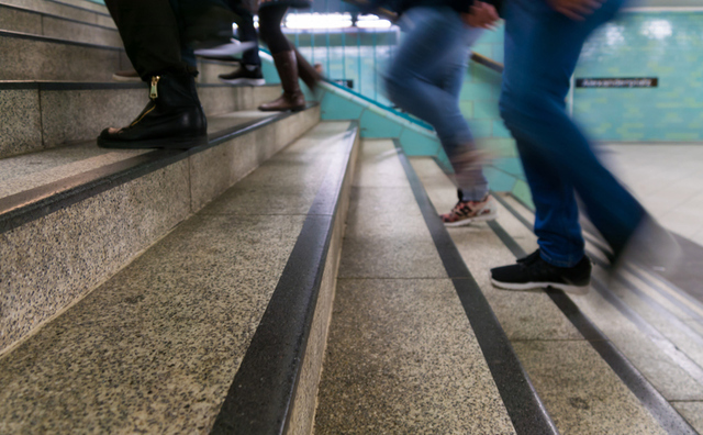 上りでの安全速度を知るために、駅などの階段で試してみる　photo by gettyimages