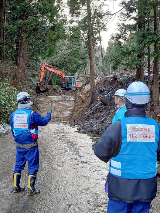 能登半島地震の現場で土砂を取り除く緊急災害対策派遣隊＝1月、石川県輪島市（国交省提供）