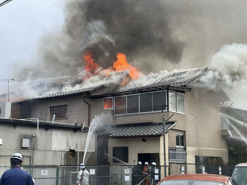 炎を上げて燃える民家＝丹波篠山市東新町