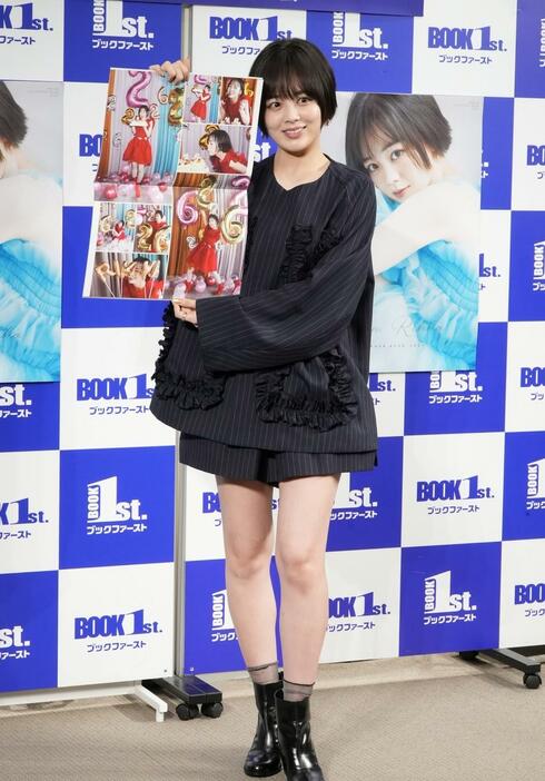 カレンダーブック「伊原六花 CALENDAR BOOK 2025」の発売記念イベントに登場した伊原六花さん