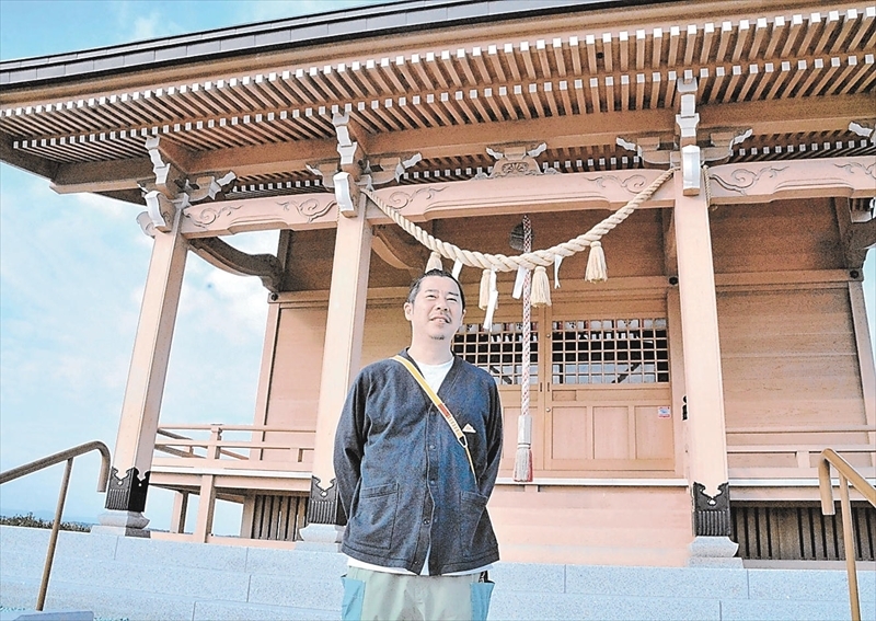 苕野神社を訪れ、上映会の成功を誓う板橋さん＝１４日午後